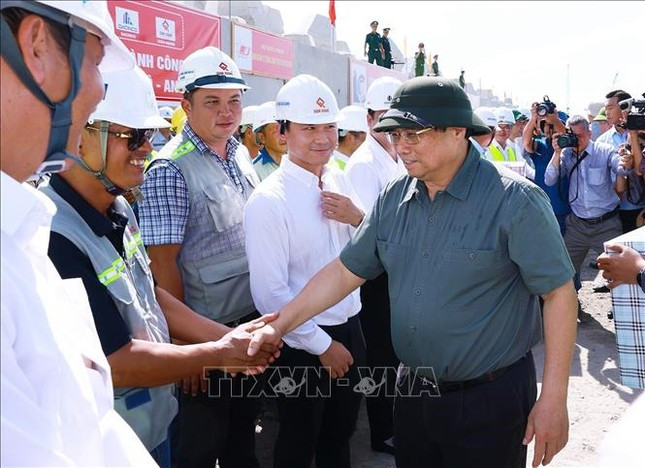Thủ tướng Phạm Minh Chính với công nhân thi công công trình khu bến cảng Liên Chiểu.