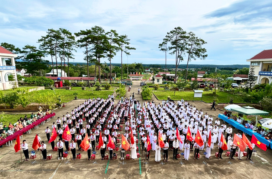 Học sinh Trường THCS và THPT Kon Hà Nừng (xã Sơn Lang, huyện Kbang) đón chào năm học mới trong không khí vui tươi, phấn khởi. Ảnh: Minh Phương Học sinh Trường THCS và THPT Kon Hà Nừng (xã Sơn Lang, huyện Kbang) đón chào năm học mới trong không khí vui tươi, phấn khởi. Ảnh: Minh Phương