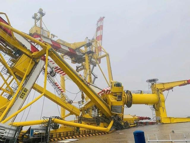 Cần trục container tại cảng Hải Phòng bị bão số 3 (Yagi) quật đổ
