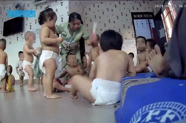 Bà Cẩm dùng bình sữa vụt với tấp vào vai, ngực, chân, tay nhóm trẻ