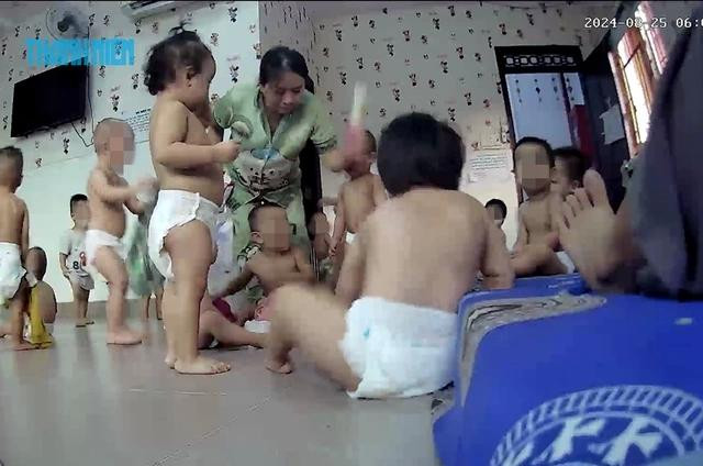 Bà Cẩm dùng bình sữa vụt với tấp vào vai, ngực, chân, tay nhóm trẻ Bà Cẩm dùng bình sữa vụt với tấp vào vai, ngực, chân, tay nhóm trẻ