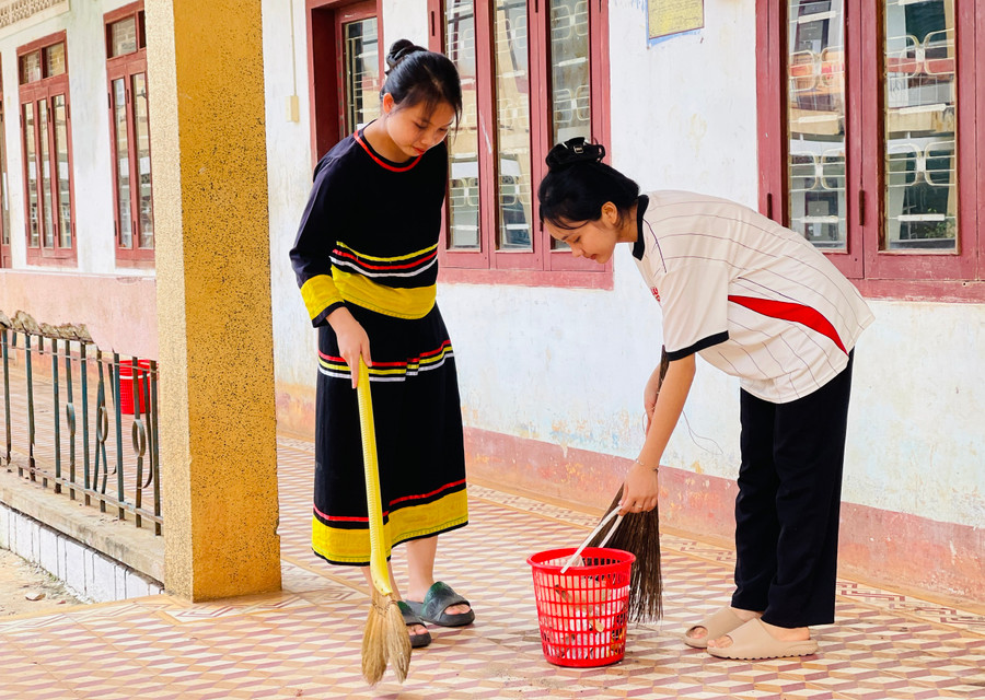 Các em học sinh Trường Phổ thông Dân tộc nội trú tỉnh dọn vệ sinh trường lớp trước thềm năm học mới. Ảnh: M.K Các em học sinh Trường Phổ thông Dân tộc nội trú tỉnh dọn vệ sinh trường lớp trước thềm năm học mới. Ảnh: M.K