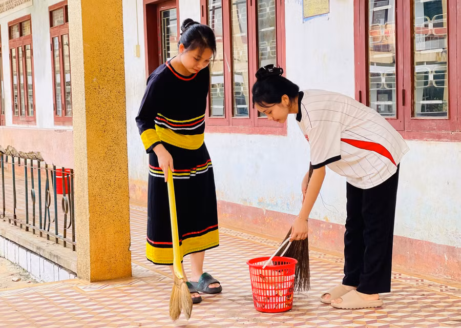 Các em học sinh Trường Phổ thông Dân tộc nội trú tỉnh dọn vệ sinh trường lớp trước thềm năm học mới. Ảnh: M.K