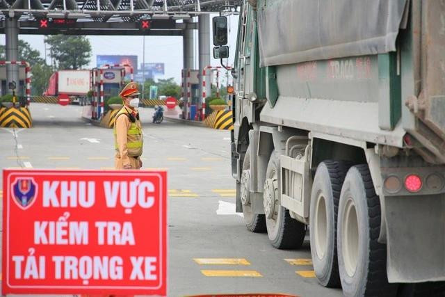 Chốt kiểm tra tải trọng phương tiện của lực lượng CSGT trước khi vào cao tốc Chốt kiểm tra tải trọng phương tiện của lực lượng CSGT trước khi vào cao tốc