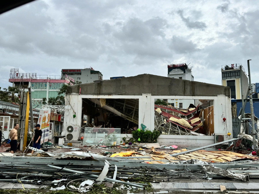 Người dân khóc ròng chứng kiến cảnh tan hoang sau bão Người dân khóc ròng chứng kiến cảnh tan hoang sau bão