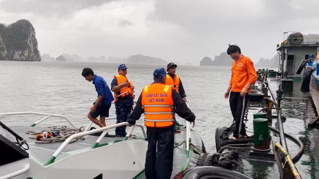 Hỗ trợ đưa các thuyền viên từ sà lan về tàu CSB 8004