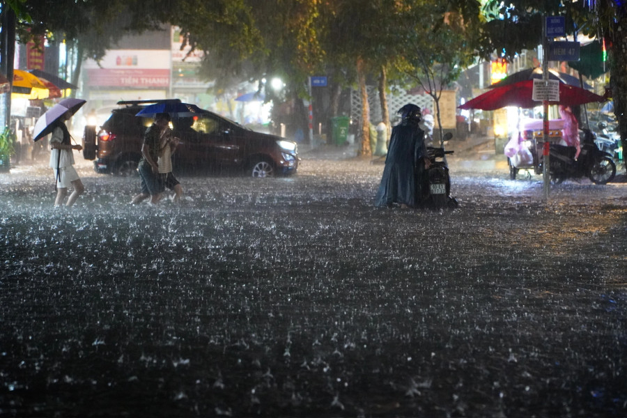 Đến hơn 18 giờ, sau 2 tiếng mưa lớn, nước chưa có dấu hiệu rút khiến các phương tiện giao thông tê liệt ở khu vực đường Quốc Hương. Đến hơn 18 giờ, sau 2 tiếng mưa lớn, nước chưa có dấu hiệu rút khiến các phương tiện giao thông tê liệt ở khu vực đường Quốc Hương.