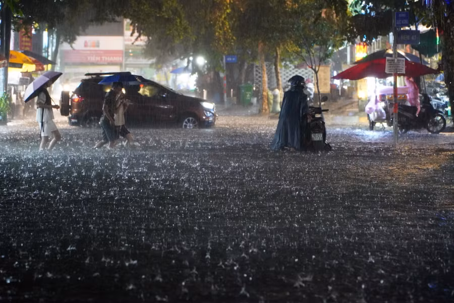 Đến hơn 18 giờ, sau 2 tiếng mưa lớn, nước chưa có dấu hiệu rút khiến các phương tiện giao thông tê liệt ở khu vực đường Quốc Hương.