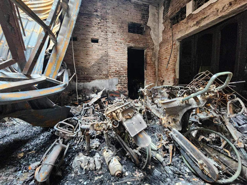 Hiện trường vụ cháy ở căn nhà trong ngõ 43 Trung Kính. Ảnh: HOÀNG PHONG Hiện trường vụ cháy ở căn nhà trong ngõ 43 Trung Kính. Ảnh: HOÀNG PHONG