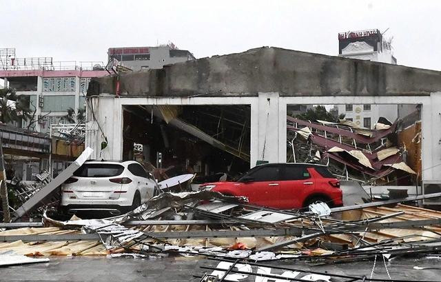 Một nhà hàng tại khu du lịch Bãi Cháy (Quảng Ninh) bị sập hoàn toàn do bão số 3