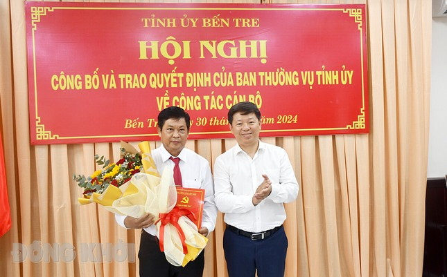 Phó Bí thư Thường trực Tỉnh ủy Trần Thanh Lâm trao quyết định cho ông Lê Văn Đức. Ảnh: Báo Đồng Khởi. Phó Bí thư Thường trực Tỉnh ủy Trần Thanh Lâm trao quyết định cho ông Lê Văn Đức. Ảnh: Báo Đồng Khởi.