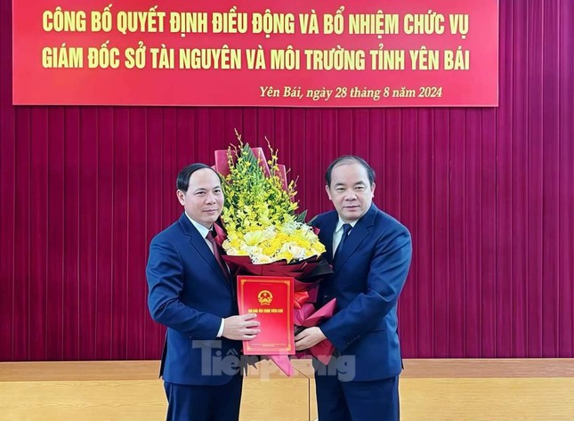 Ông Tạ Văn Long - Phó Bí thư Thường trực Tỉnh ủy Yên Bái trao quyết định và tặng hoa chúc mừng tân Giám đốc Sở Tài nguyên Môi trường Trần Ngọc Luận Ông Tạ Văn Long - Phó Bí thư Thường trực Tỉnh ủy Yên Bái trao quyết định và tặng hoa chúc mừng tân Giám đốc Sở Tài nguyên Môi trường Trần Ngọc Luận