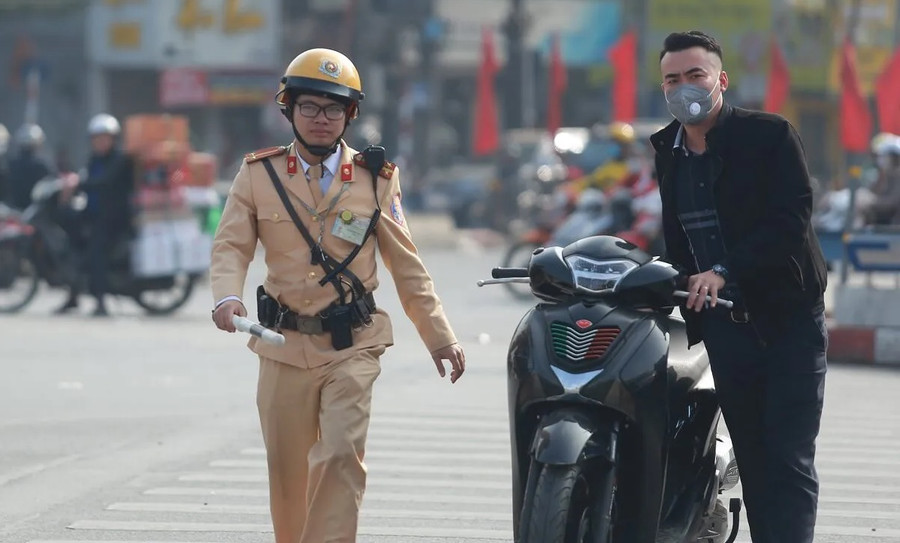 Lỗi không gương khi điều khiển xe máy sẽ phải chịu mức phạt hành chính 100.000-200.000 đồng. Ảnh nguồn kinhtemoitruong.vn