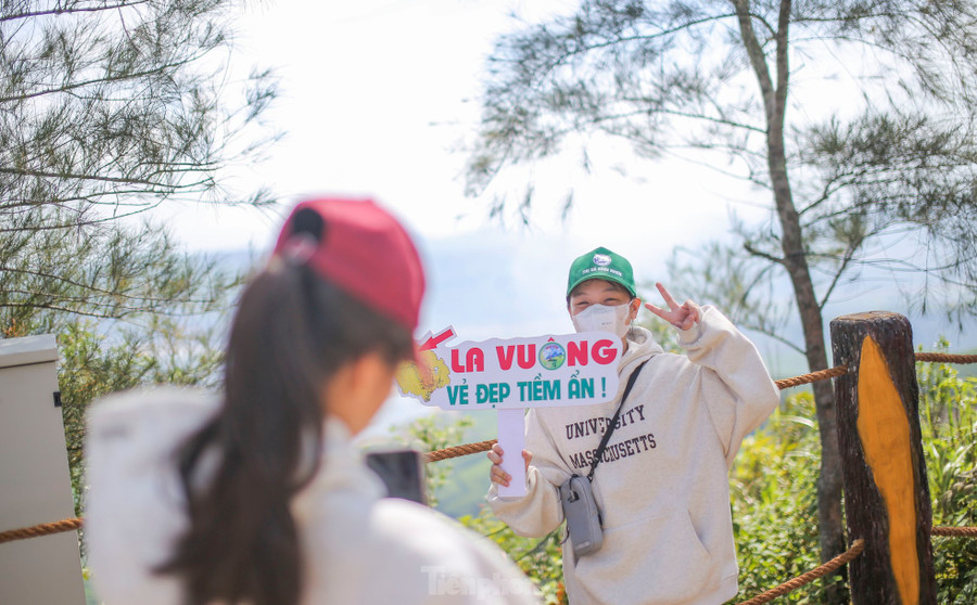 Các bạn trẻ check-in tại vùng đất mới. Ảnh: Trương Định.