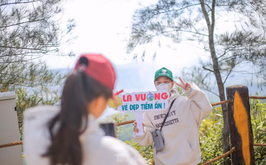 Các bạn trẻ check-in tại vùng đất mới. Ảnh: Trương Định.