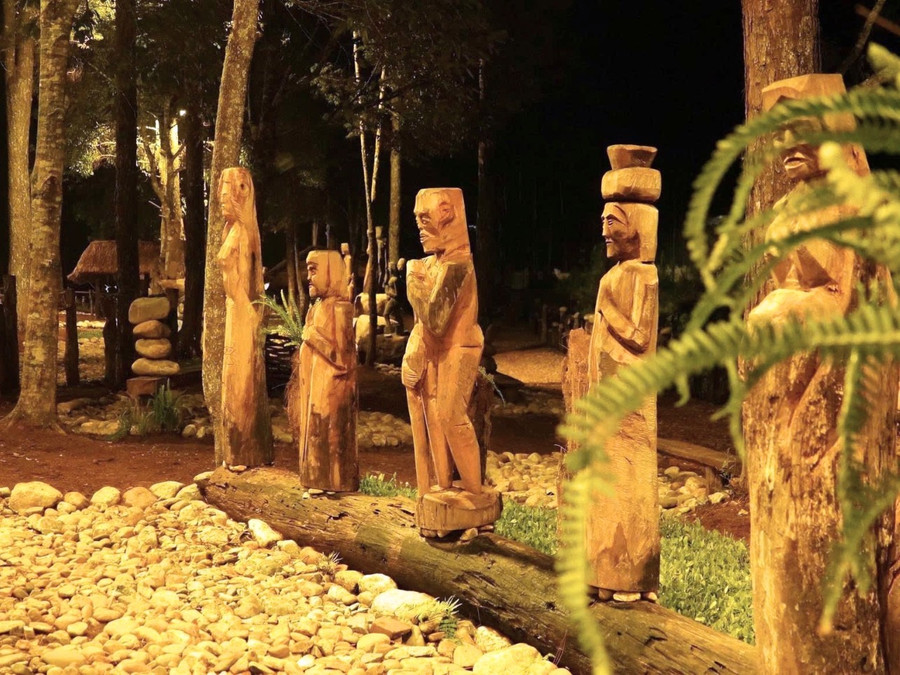 Có khoảng 500 bức tượng và hàng ngàn viên đá cuội trắng được sắp đặt tạo nên không gian nghệ thuật độc đáo.