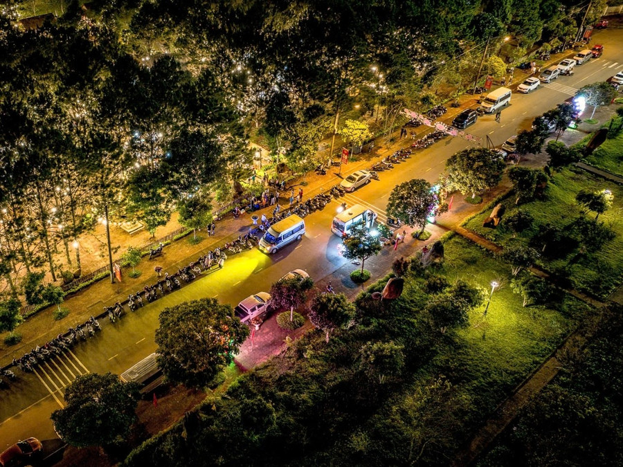 Nhiều ngả đường tại khu vực trung tâm Măng Đen kẹt cứng xe, tuy nhiên tình trạng này diễn ra trong thời gian ngắn.