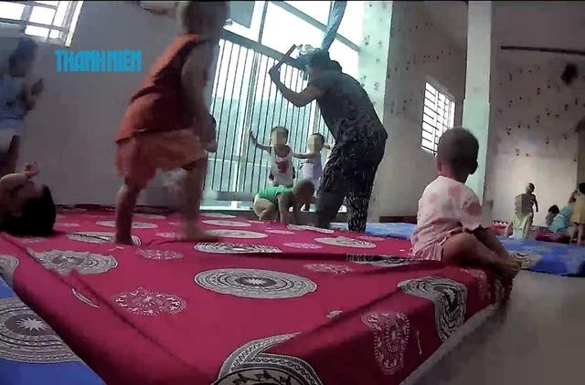 Bà Cẩm dùng cán cây lau nhà đánh vào đầu đứa trẻ Bà Cẩm dùng cán cây lau nhà đánh vào đầu đứa trẻ