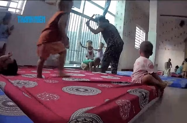 Bà Cẩm dùng cán cây lau nhà đánh vào đầu đứa trẻ