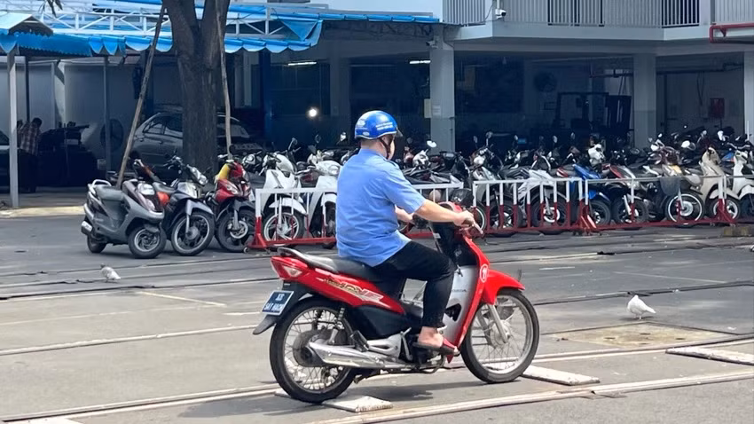 Người dự sát hạch lái xe hạng A1 có giấy phép lái xe ô tô do ngành Giao thông-Vận tải cấp được miễn sát hạch lý thuyết. Ảnh: TN/Nguồn PLO