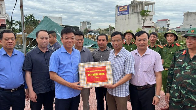 Kết thúc chuyến thăm, Phó Thủ tướng thay mặt Chính phủ gửi món quà nhỏ tới thầy cô và học sinh trường THCS Đoàn Thượng, mong thầy cô sớm vượt qua khó khăn, khắc phục hậu quả để đưa các em học sinh trở lại trường. Kết thúc chuyến thăm, Phó Thủ tướng thay mặt Chính phủ gửi món quà nhỏ tới thầy cô và học sinh trường THCS Đoàn Thượng, mong thầy cô sớm vượt qua khó khăn, khắc phục hậu quả để đưa các em học sinh trở lại trường.