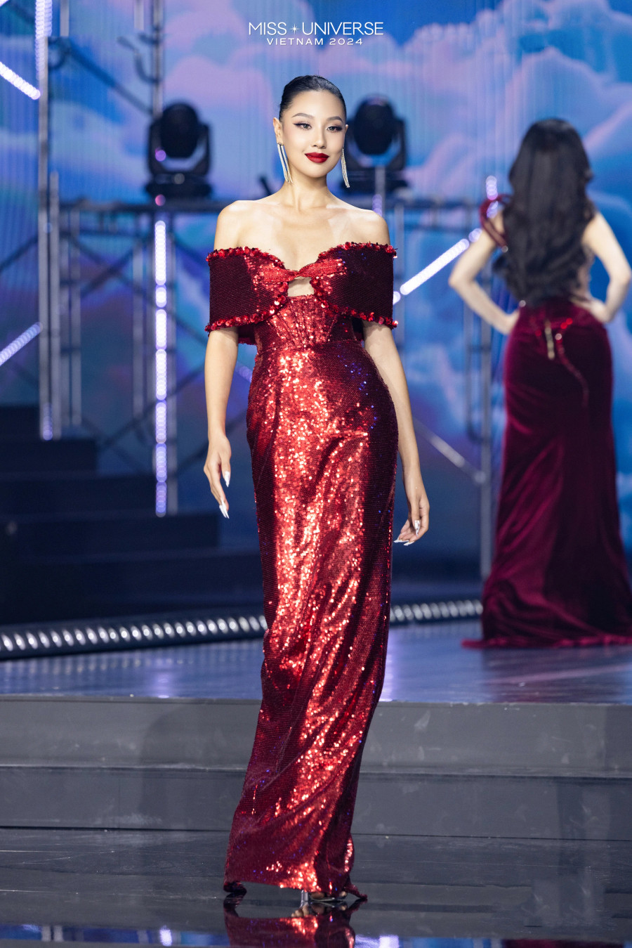 Đoàn Tường Linh quyến rũ trong đầm dạ hội đỏ ánh kim. Cô chọn kiểu tóc búi cao, tôn gương mặt sắc sảo. Từ thời điểm ghi danh, người đẹp đã được đánh giá cao về sắc vóc lẫn kỹ năng trình diễn vì có kinh nghiệm làm người mẫu Đoàn Tường Linh quyến rũ trong đầm dạ hội đỏ ánh kim. Cô chọn kiểu tóc búi cao, tôn gương mặt sắc sảo. Từ thời điểm ghi danh, người đẹp đã được đánh giá cao về sắc vóc lẫn kỹ năng trình diễn vì có kinh nghiệm làm người mẫu