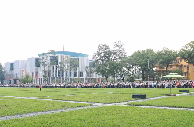 Du khách tham dự lễ thượng cờ tại Quảng trường Ba Đình vào sáng 2-9. Ảnh: Quang Thái Du khách tham dự lễ thượng cờ tại Quảng trường Ba Đình vào sáng 2-9. Ảnh: Quang Thái