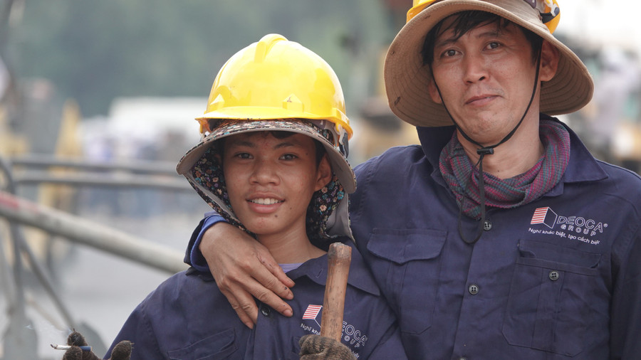 Dù lao động vất vả nhưng những công nhân này vẫn toát lên tinh thần lạc quan... Dù lao động vất vả nhưng những công nhân này vẫn toát lên tinh thần lạc quan...