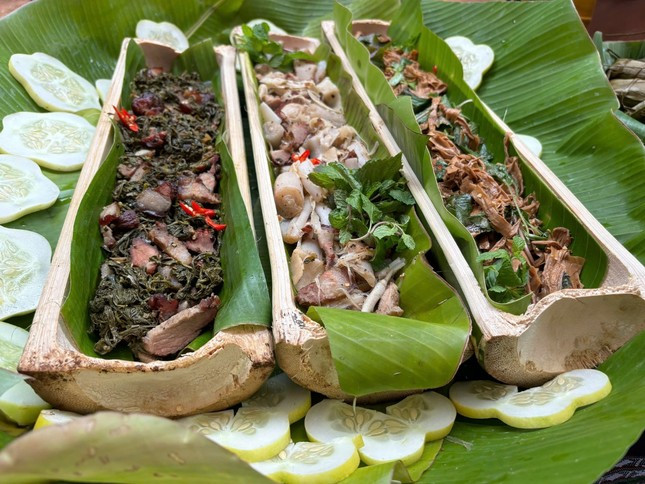 Không thể thiếu các món ăn đặc trưng của Tây Nguyên như gà nướng, xôi, thịt hấp trong ống tre... Không thể thiếu các món ăn đặc trưng của Tây Nguyên như gà nướng, xôi, thịt hấp trong ống tre...