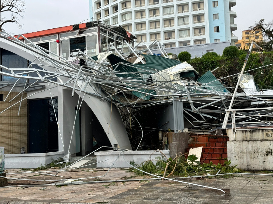 Trong vài giờ bão quét, các hệ thống khách sạn, nhà hàng tại Hạ Long tan hoang Trong vài giờ bão quét, các hệ thống khách sạn, nhà hàng tại Hạ Long tan hoang