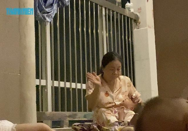 Bà Cẩm tát tới tấp vào mặt bé trai khoảng 1 tuổi Bà Cẩm tát tới tấp vào mặt bé trai khoảng 1 tuổi