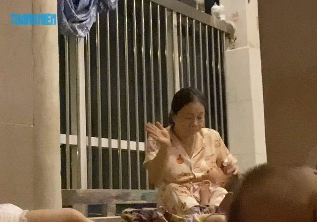 Bà Cẩm tát tới tấp vào mặt bé trai khoảng 1 tuổi