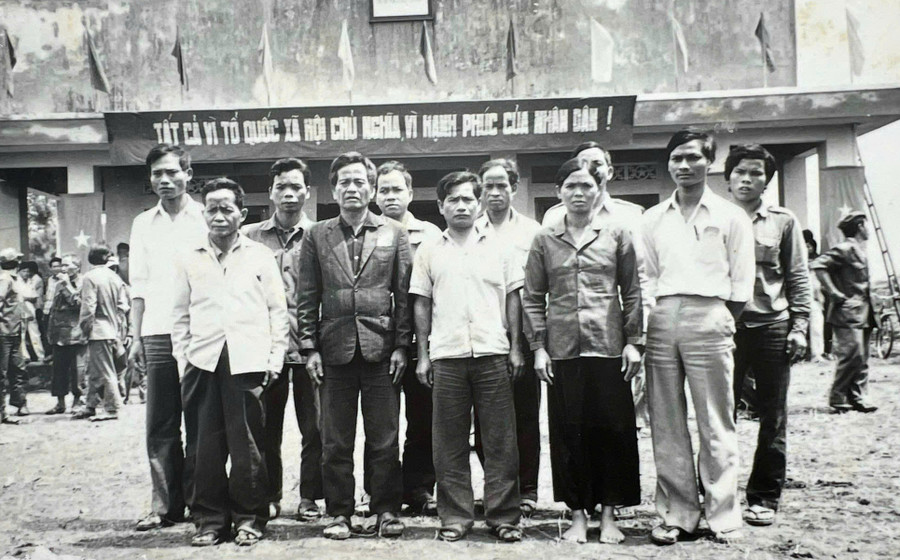 Tác giả (thứ nhất, hàng đầu từ phải sang) chụp ảnh chung với Đoàn đại biểu xã B13 (xã Ia Krái ngày nay) tại Đại hội Đảng bộ huyện Ia Grai lần thứ 10-năm 1986. Ảnh: Đ.M.P