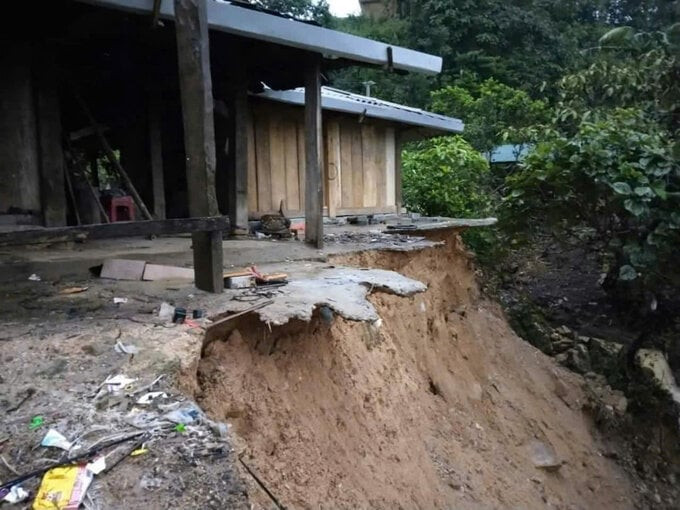 Nhiều điểm sạt lở nguy hiểm ở các xã trong huyện Tạm Tấu. Nhiều điểm sạt lở nguy hiểm ở các xã trong huyện Tạm Tấu.