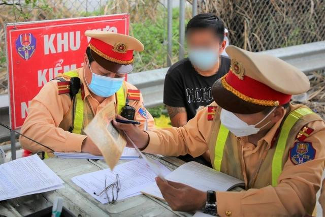 Lực lượng CSGT xử lý vi phạm hành chính tại chốt kiểm tra nồng độ cồn Lực lượng CSGT xử lý vi phạm hành chính tại chốt kiểm tra nồng độ cồn