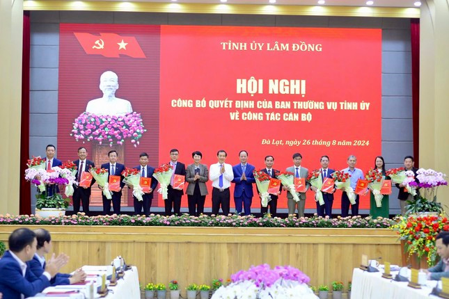 Lãnh đạo tỉnh Lâm Đồng trao quyết định và tặng hoa chúc mừng các cán bộ. Lãnh đạo tỉnh Lâm Đồng trao quyết định và tặng hoa chúc mừng các cán bộ.