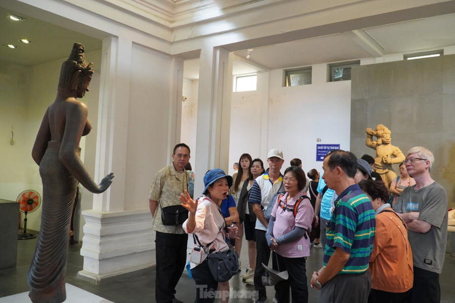 Bảo tàng hiện trưng bày khoảng 400 hiện vật và chia khu trưng bày theo địa điểm tìm ra hiện vật. Ảnh: Thanh Hiền.