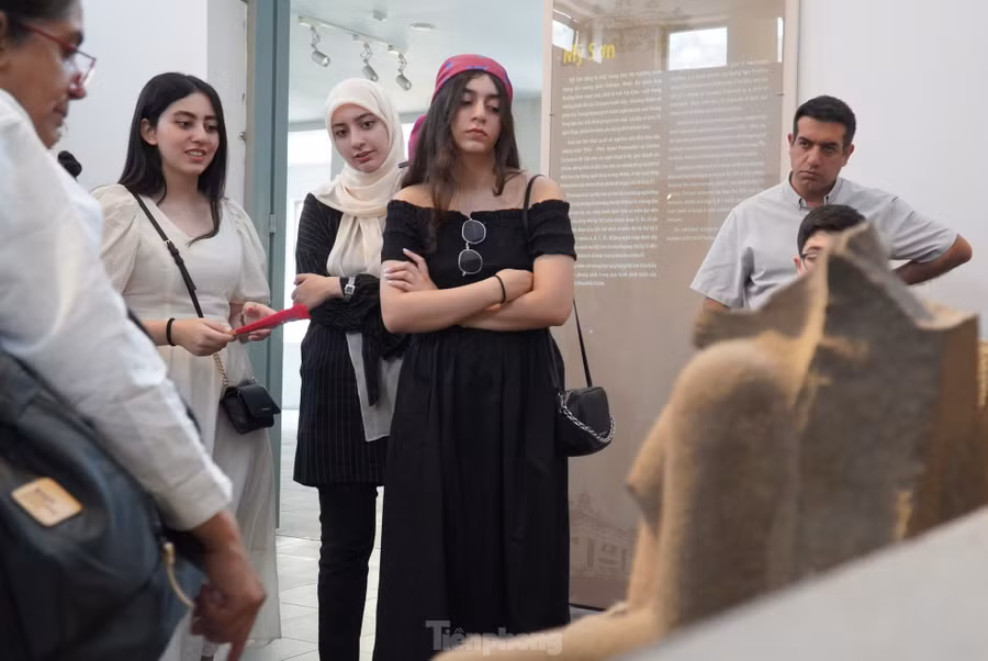Trong số hàng trăm hiện vật trưng bày, có 9 bảo vật quốc gia, đặc biệt thu hút sự quan tâm của du khách. Ảnh: Thanh Hiền.