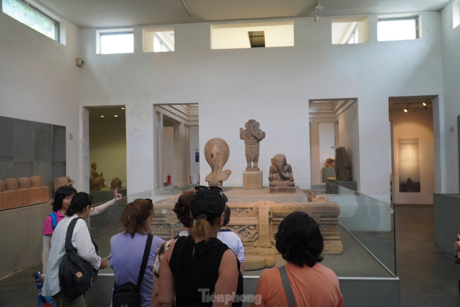 Du khách vây quanh tượng thần Ganesha (thế kỷ VII), xuất xứ Mỹ Sơn, Quảng Nam, chất liệu sa thạch. Tượng được phát hiện vào năm 1903 khi Viện Viễn Đông Bác Cổ Pháp (EFEO) tiến hành khảo cổ tại di tích Mỹ Sơn, và được đưa về lưu giữ tại bảo tàng từ năm 1918. Đây là một trong những tượng tròn hiếm hoi thể hiện vị thần ở dạng thức đứng, còn tương đối nguyên vẹn. Hiện vật được công nhận là Bảo vật quốc gia vào năm 2020. Ảnh: Thanh Hiền. Du khách vây quanh tượng thần Ganesha (thế kỷ VII), xuất xứ Mỹ Sơn, Quảng Nam, chất liệu sa thạch. Tượng được phát hiện vào năm 1903 khi Viện Viễn Đông Bác Cổ Pháp (EFEO) tiến hành khảo cổ tại di tích Mỹ Sơn, và được đưa về lưu giữ tại bảo tàng từ năm 1918. Đây là một trong những tượng tròn hiếm hoi thể hiện vị thần ở dạng thức đứng, còn tương đối nguyên vẹn. Hiện vật được công nhận là Bảo vật quốc gia vào năm 2020. Ảnh: Thanh Hiền.