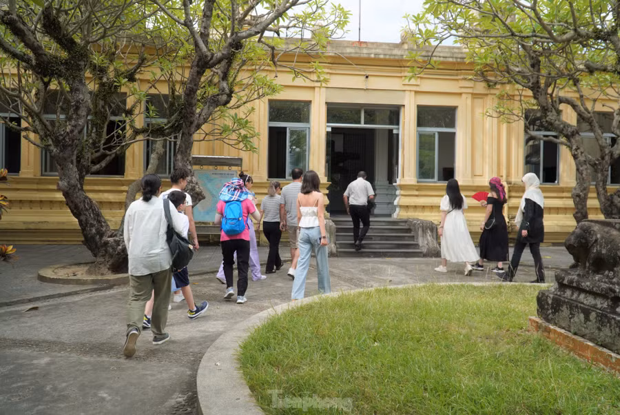 Từng đoàn khách nối nhau vào thăm Bảo tàng Điêu khắc Chăm, hầu hết là khách quốc tế. Ảnh: Thanh Hiền.