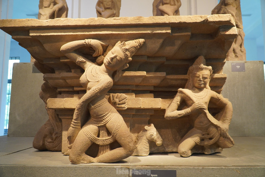 Apsara (thế kỷ X) xuất xứ Trà Kiệu, Quảng Nam, chất liệu sa thạch. Apsara là nàng tiên trong thần thoại Ấn Độ. Một góc đài thờ hiện đang trưng bày được điêu khắc nổi hai vũ nữ Apsara cùng hai nhạc công Gandharva đang chơi đàn. Ảnh: Thanh Hiền. Apsara (thế kỷ X) xuất xứ Trà Kiệu, Quảng Nam, chất liệu sa thạch. Apsara là nàng tiên trong thần thoại Ấn Độ. Một góc đài thờ hiện đang trưng bày được điêu khắc nổi hai vũ nữ Apsara cùng hai nhạc công Gandharva đang chơi đàn. Ảnh: Thanh Hiền.