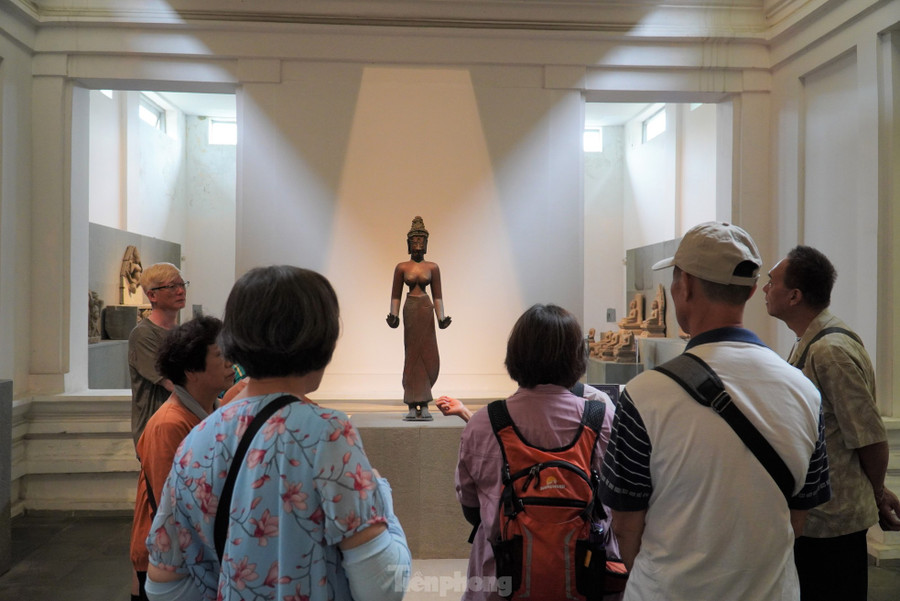 Tượng bồ tát Tara/ Laksmindra Lokesvara (cuối thế kỷ IX – đầu thế kỷ X), xuất xứ Đồng Dương, Quảng Nam, cao gần 1,15 m, chất liệu đồng, được người dân địa phương tình cờ tìm thấy năm 1978. Tác phẩm này là một trong những tượng Tara bằng đồng quan trọng nhất được phát hiện tại khu vực Đông Nam Á. Hiện vật được công nhận là Bảo vật quốc gia vào năm 2012. Ảnh: Thanh Hiền. Tượng bồ tát Tara/ Laksmindra Lokesvara (cuối thế kỷ IX – đầu thế kỷ X), xuất xứ Đồng Dương, Quảng Nam, cao gần 1,15 m, chất liệu đồng, được người dân địa phương tình cờ tìm thấy năm 1978. Tác phẩm này là một trong những tượng Tara bằng đồng quan trọng nhất được phát hiện tại khu vực Đông Nam Á. Hiện vật được công nhận là Bảo vật quốc gia vào năm 2012. Ảnh: Thanh Hiền.