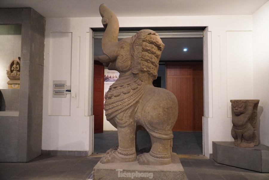 Tượng Gajasimha (thế kỷ XII), xuất xứ tháp Mẫm, Bình Định, chất liệu sa thạch. Tượng được tìm thấy trong cuộc khai quật tại Tháp Mẫm năm 1933-1934 do EFEO thực hiện, và được đưa về bảo tàng từ năm 1935. Ảnh: Thanh Hiền. Tượng Gajasimha (thế kỷ XII), xuất xứ tháp Mẫm, Bình Định, chất liệu sa thạch. Tượng được tìm thấy trong cuộc khai quật tại Tháp Mẫm năm 1933-1934 do EFEO thực hiện, và được đưa về bảo tàng từ năm 1935. Ảnh: Thanh Hiền.