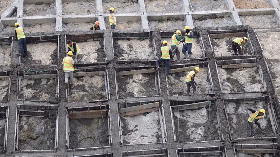 Công nhân phải đu bám vào vách núi để thi công ta luy