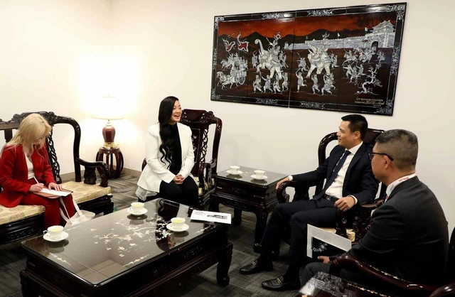 Đại sứ Đặng Hoàng Giang tiếp chị Amanda Nguyễn. Ảnh: Phái đoàn Đại sứ Đặng Hoàng Giang tiếp chị Amanda Nguyễn. Ảnh: Phái đoàn