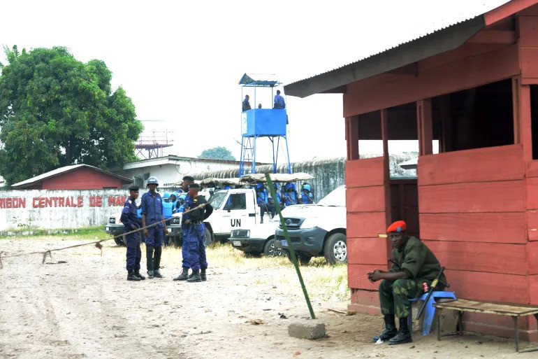 Cảnh sát Congo và binh lính Liên hợp quốc canh gác sau vụ vượt ngục tại nhà tù Makala. Ảnh: AFP Cảnh sát Congo và binh lính Liên hợp quốc canh gác sau vụ vượt ngục tại nhà tù Makala. Ảnh: AFP
