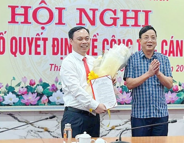 Tân Phó Chánh Văn phòng UBND tỉnh Lê Huy (bìa trái) nhận Quyết định, hoa chúc mừng của lãnh đạo tỉnh Thái Nguyên. Ảnh: T.N. Tân Phó Chánh Văn phòng UBND tỉnh Lê Huy (bìa trái) nhận Quyết định, hoa chúc mừng của lãnh đạo tỉnh Thái Nguyên. Ảnh: T.N.