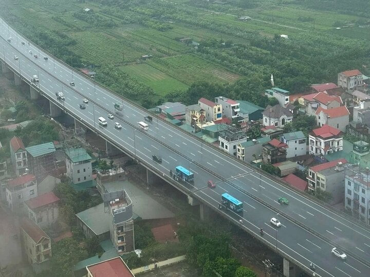 Khoảnh khắc hai xe buýt màu xanh cũng đi chậm lại để che chắn cho xe máy tại cầu Nhật Tân cũng được người dân sinh sống tại khu chung cư gần đó ghi lại. (Ảnh: Bích Thu) Khoảnh khắc hai xe buýt màu xanh cũng đi chậm lại để che chắn cho xe máy tại cầu Nhật Tân cũng được người dân sinh sống tại khu chung cư gần đó ghi lại. (Ảnh: Bích Thu)