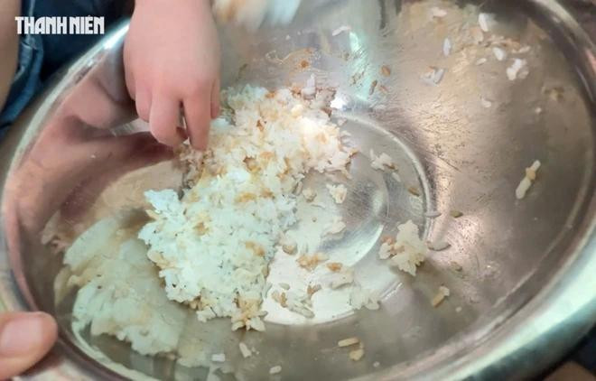 Bữa ăn của các em là cơm trắng trộn nước tương Bữa ăn của các em là cơm trắng trộn nước tương