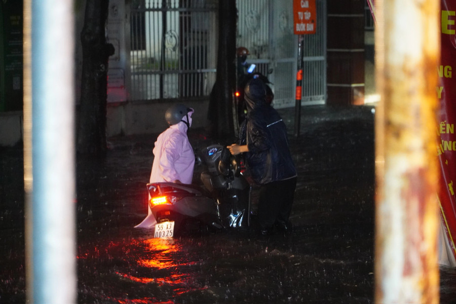 Một số người đi xe máy bị ngã do ô tô tạo sóng, việc di chuyển khó khăn trong đêm, ngày 1.9 Một số người đi xe máy bị ngã do ô tô tạo sóng, việc di chuyển khó khăn trong đêm, ngày 1.9
